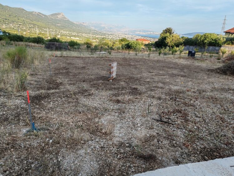 Atraktivno poljoprivredno zemljište u Kaštel Novom 1057 m² – panoramski pogled na Split